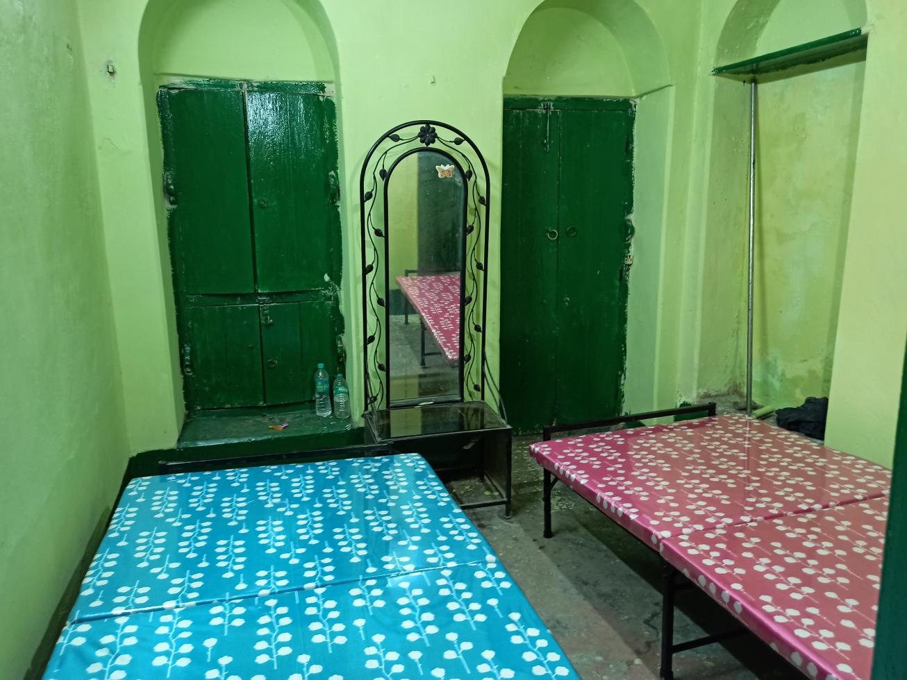 4 BHK Paying Guest for Rent of Super Built-up 1000 Sq.ft in Raja Bazar Kolkata by Souvick Kumar 4 BHK Paying Guest for Rent of Super Built-up 1000 Sq.ft in Raja Bazar Kolkata by Souvick Kumar