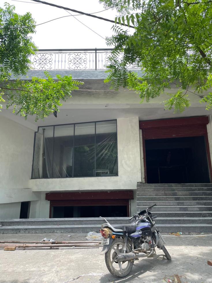 Built-up 5400 Sq.ft Commercial Showroom for Rent in Ghitorni New Delhi by Jatin Built-up 5400 Sq.ft Commercial Showroom for Rent in Ghitorni New Delhi by Jatin