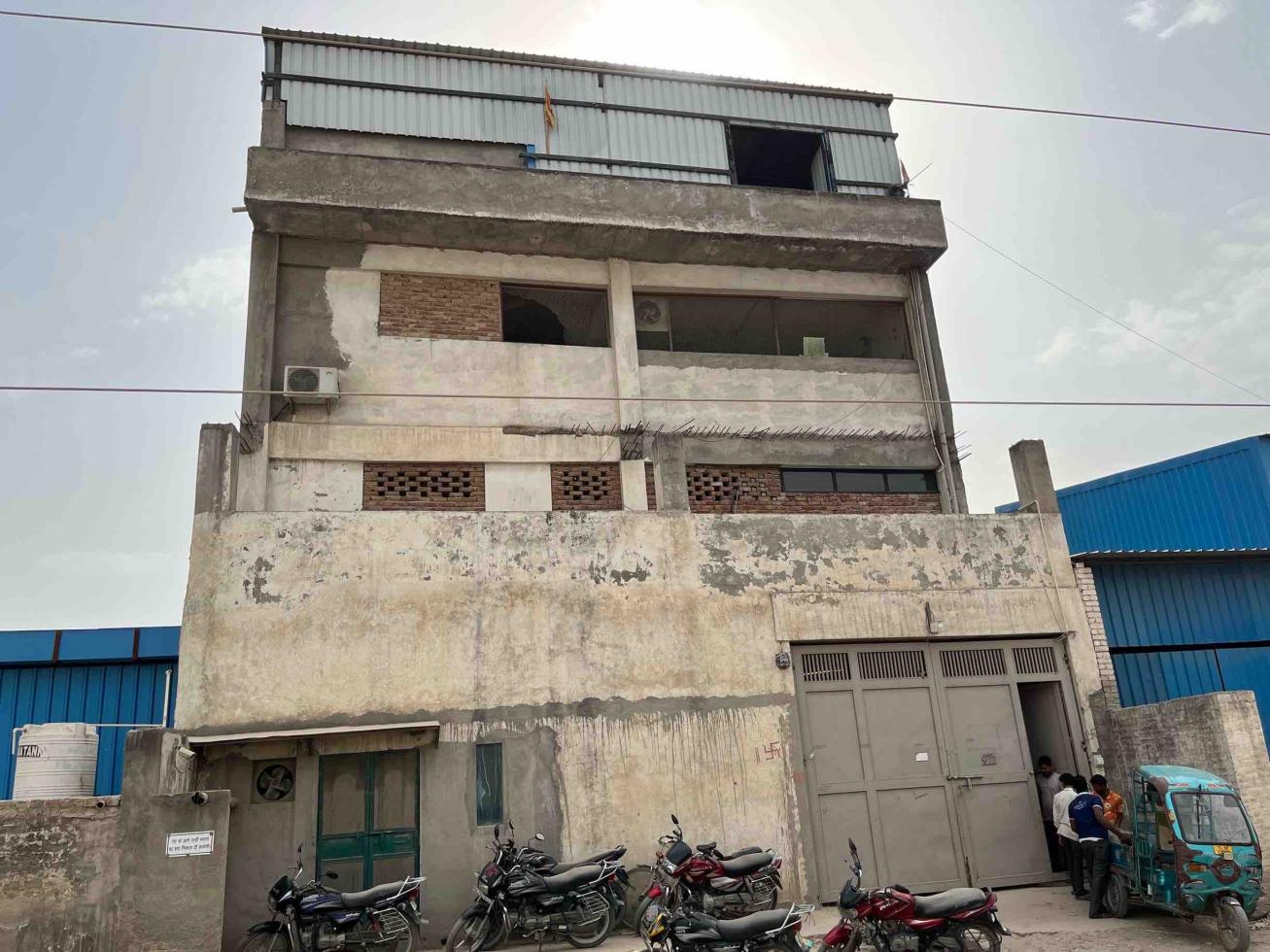 Built-up 1400 Sq.Yard Factory for Sale in Laxmi Vihar New Delhi by Sanjeev Sharma Built-up 1400 Sq.Yard Factory for Sale in Laxmi Vihar New Delhi by Sanjeev Sharma