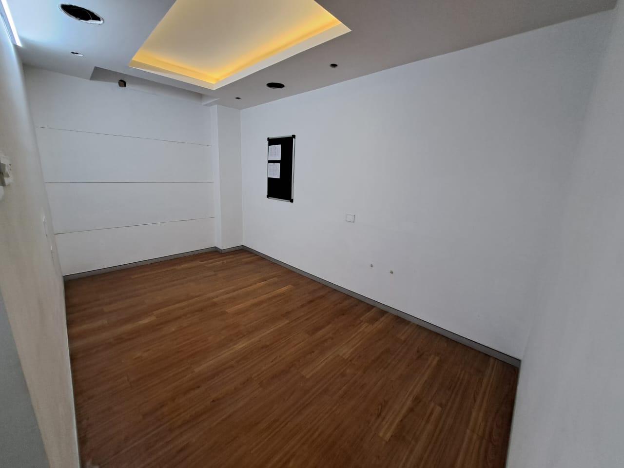 Carpet 850 Sq.ft Commercial Space for Sale in Peddar Road Mumbai by Dinesh Tripathi
